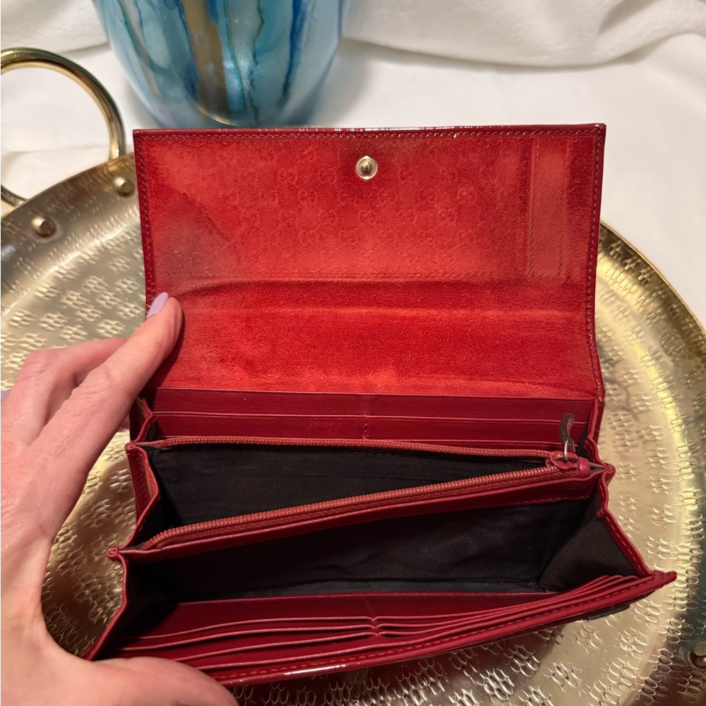 Gucci Red Clutch with Glossy Finish and Fold-Over Design - Picture 10 of 15